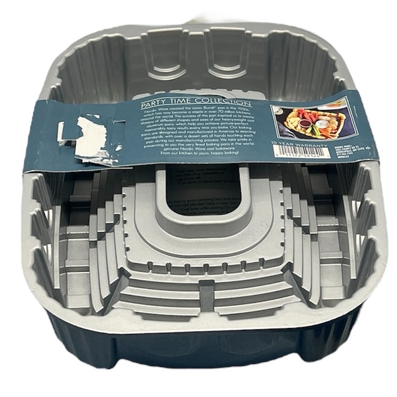 NWT Nordic Ware Stadium Bundt Pan - Picture 6 of 12